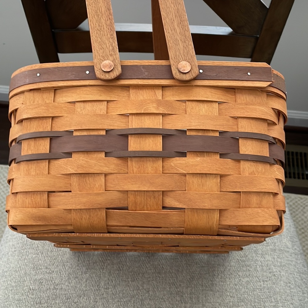 Henn Basket no cracks or splits. - Picture 9 of 11